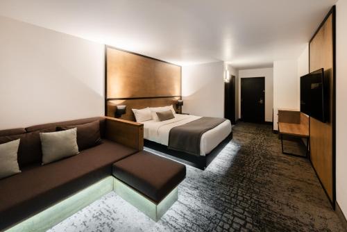 蒙特朗布朗AX Hotel的酒店客房,配有床和沙发