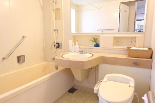 土庄町YURURI private cottage的一间带水槽、浴缸和卫生间的浴室