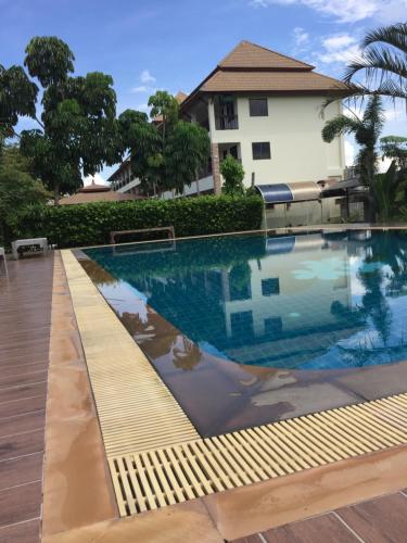 芭堤雅市中心phuriburi resort的房屋前的游泳池