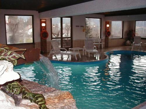 福尔加里亚阿皮诺俱乐部酒店的在酒店房间的一个大型游泳池