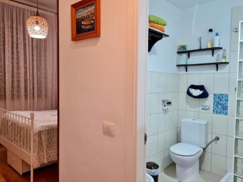 拉拉古纳Casa Le Papillon的一间带卫生间和婴儿床的浴室