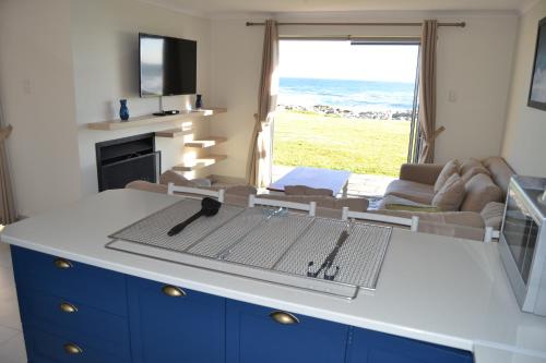 赫曼努斯Hermanus Beach Club - St Tides House 19的海景厨房