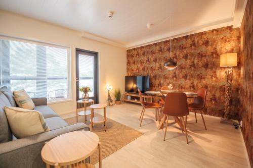 卡拉约基Apartment Hilmantori kaksio saunalla Kalajoki的客厅配有沙发和桌子