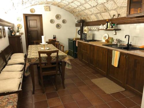 圣埃乌费米亚阿马伊埃拉La casa della sirena的厨房配有桌子和水槽