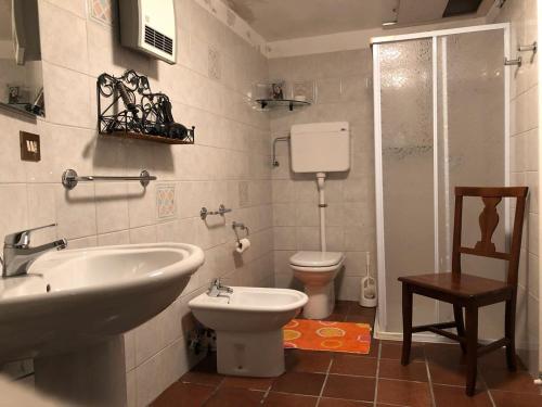圣埃乌费米亚阿马伊埃拉La casa della sirena的一间带水槽和卫生间的浴室