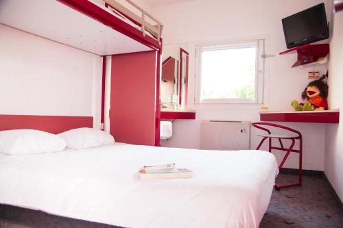 那慕尔Class'Eco Namur的酒店客房设有白色的床和窗户。