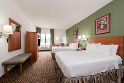 沃思堡Super 8 by Wyndham Fort Worth Downtown South的酒店客房设有两张床和电视。
