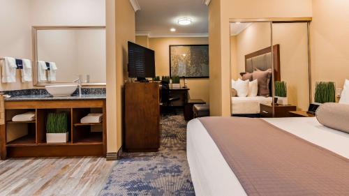 托伦斯贝斯特韦斯特普拉斯阿维塔套房酒店的一间酒店客房 - 带一张床和一间浴室