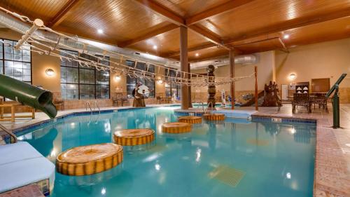 比林斯凯利贝斯特韦斯特优质酒店的一座大型游泳池拥有木制天花板