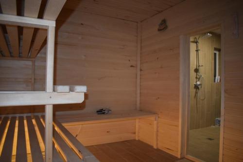 ObavaRest House 6A的浴室设有带淋浴的桑拿浴室