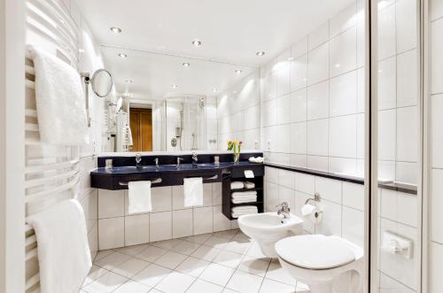 于斯德斯坦德瑶斯特霍夫公寓的白色的浴室设有卫生间和水槽。