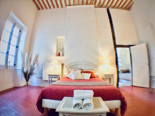 盖亚克Bauhaus Saint-Pierre的一间卧室配有一张大床和毛巾