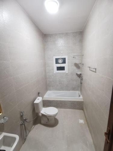 Al RakaPrivate Sand Bond的浴室配有卫生间、浴缸和水槽。