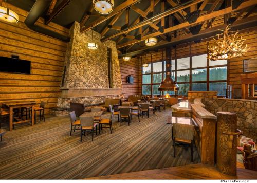 布赖恩峰Brian Head Lodge的餐厅拥有木墙和桌椅