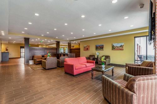 哈里肯Sleep Inn & Suites Hurricane Zion Park Area的一个带沙发和粉红色椅子的大堂