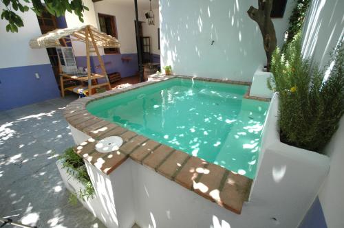 科尔多瓦砖楼酒店的一座小型游泳池四周环绕着木栅栏