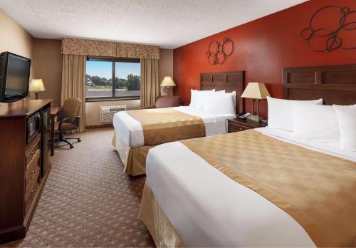 迪金森Roosevelt Grand Dakota SureStay Collection by Best Western的酒店客房设有两张床和一台平面电视。