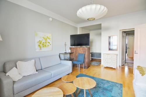 赫尔辛基HOMELY - City Apartment 50m2的客厅配有沙发和桌子
