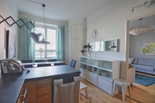 赫尔辛基HOMELY - City Apartment 50m2的带柜台的厨房和客厅