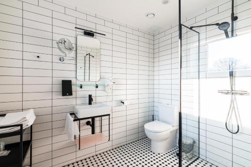 塔林Rija Fonnental Design Hotel Tallinn的浴室配有卫生间、盥洗盆和淋浴。