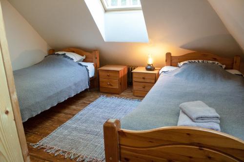 阿达兹古歌思假日公园的阁楼卧室设有两张床和窗户。
