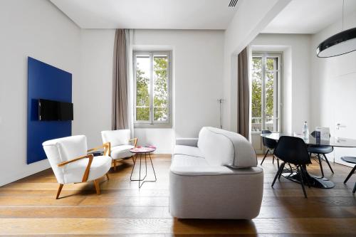 佛罗伦萨numa I Vita Apartments的客厅配有沙发、椅子和桌子