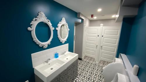 GarvaghThe Imperial Garvagh的浴室设有白色水槽和两面镜子