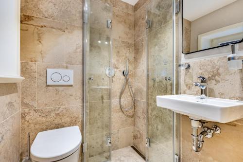 曼克玛肖Ferienhaus Luv的浴室配有卫生间、盥洗盆和淋浴。