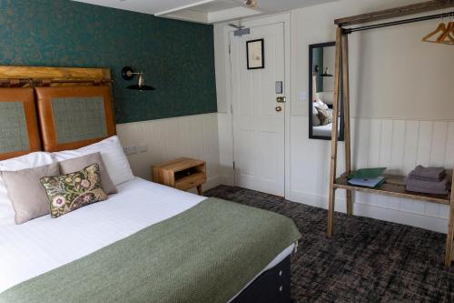 多佛尔Royal Oak的一间卧室配有一张大床和镜子
