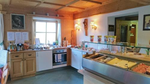 乌姆豪森Bio & Reiterhof der Veitenhof的一个带柜台和台面的大厨房