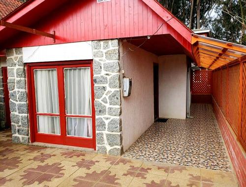 黑岛Casa Isla Negra的红色屋顶房子的红色门
