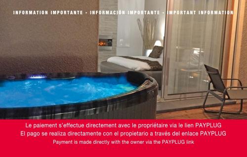 卡尔卡松阁楼SPA - 科特泰堡公寓的杂志广告,为酒店客房内的按摩浴缸作广告