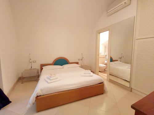 巴里Scesa San Michele的一间卧室配有一张大床和毛巾