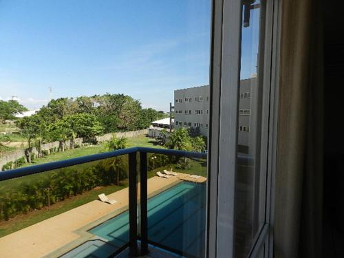 大瓦尔泽亚希兹潘塔纳尔酒店的享有游泳池景致的阳台
