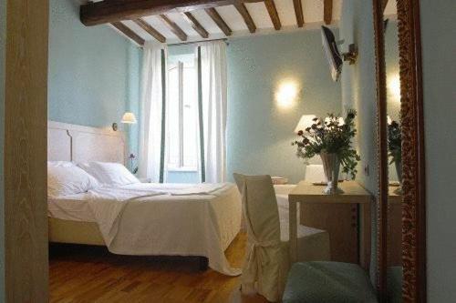 雷焦艾米利亚阿伯阁莫兰迪酒店的卧室配有白色的床和窗户。