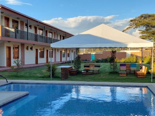 塔巴贝拉Quinta San Felipe的一座带帐篷的房屋前的游泳池