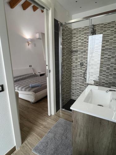 普拉L’ANGELO BIANCO的带浴缸、水槽和床的浴室