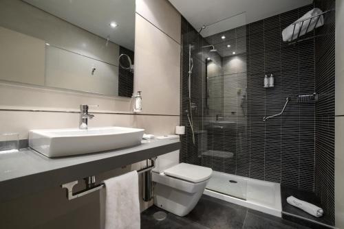 图德拉塞尔科蒂尔图德拉巴德纳斯酒店的一间带水槽、卫生间和淋浴的浴室