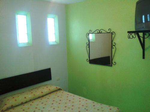 贾拉普Hotel San Andres的卧室配有一张床,墙上设有镜子