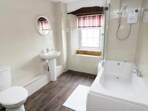 莱伯恩Hope Cottage的白色的浴室设有卫生间和水槽。