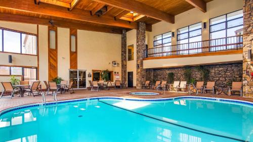 布兰森布兰森潘特贝斯特韦斯特酒店的一座配有桌椅的酒店游泳池