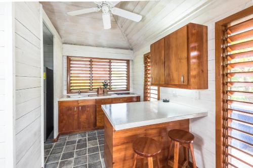 Barefoot Cay Resort的厨房或小厨房