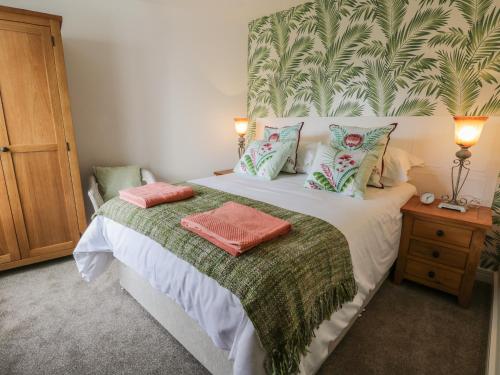 斯卡伯勒Manor Heath Apartment 1的一间卧室配有一张带两个枕头的床