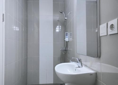 雅加达Cordex Hotel Ancol的白色的浴室设有水槽和镜子