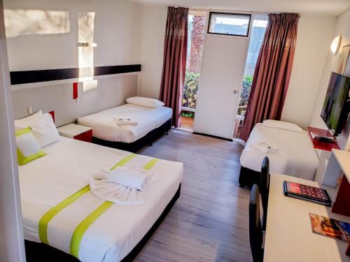 米尔迪拉森多尔斯汽车旅馆的酒店客房设有两张床和窗户。