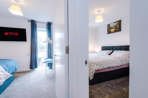 曼彻斯特PIPI HOMES的一间卧室配有一张床,享有一个房间的景色