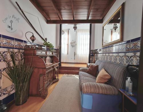 拉拉古纳Casa Le Papillon的带沙发和壁炉的客厅