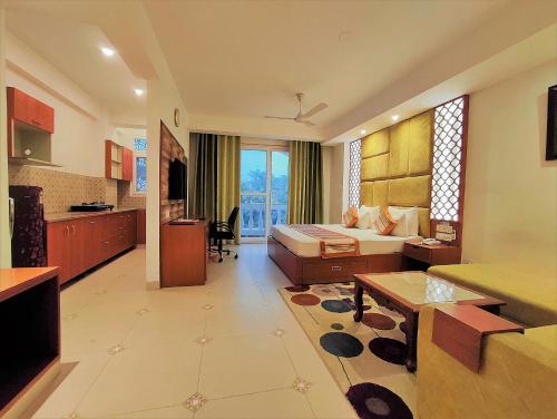古尔冈The Angel Hotel & Suites near Medanta的酒店客房设有床和客厅。