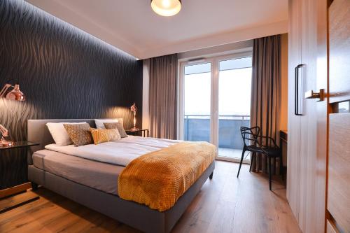 格但斯克CITYSTAY Bastion Walowa Gdansk Apartment的一间卧室设有一张床和一个大窗户