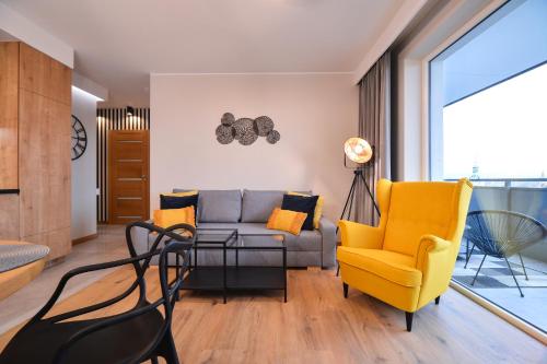 格但斯克CITYSTAY Bastion Walowa Gdansk Apartment的客厅配有沙发和椅子